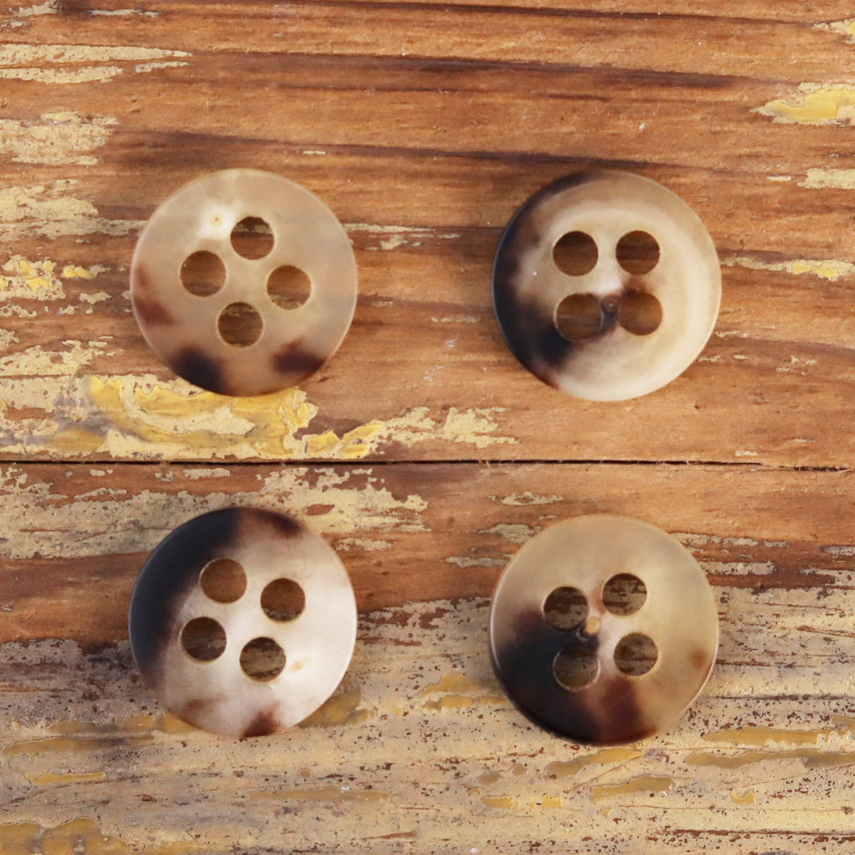 14MM Beige-Nero Rotondo Quattro Fori Piatto Giallo Bottoni in Corno di Bue 10pz