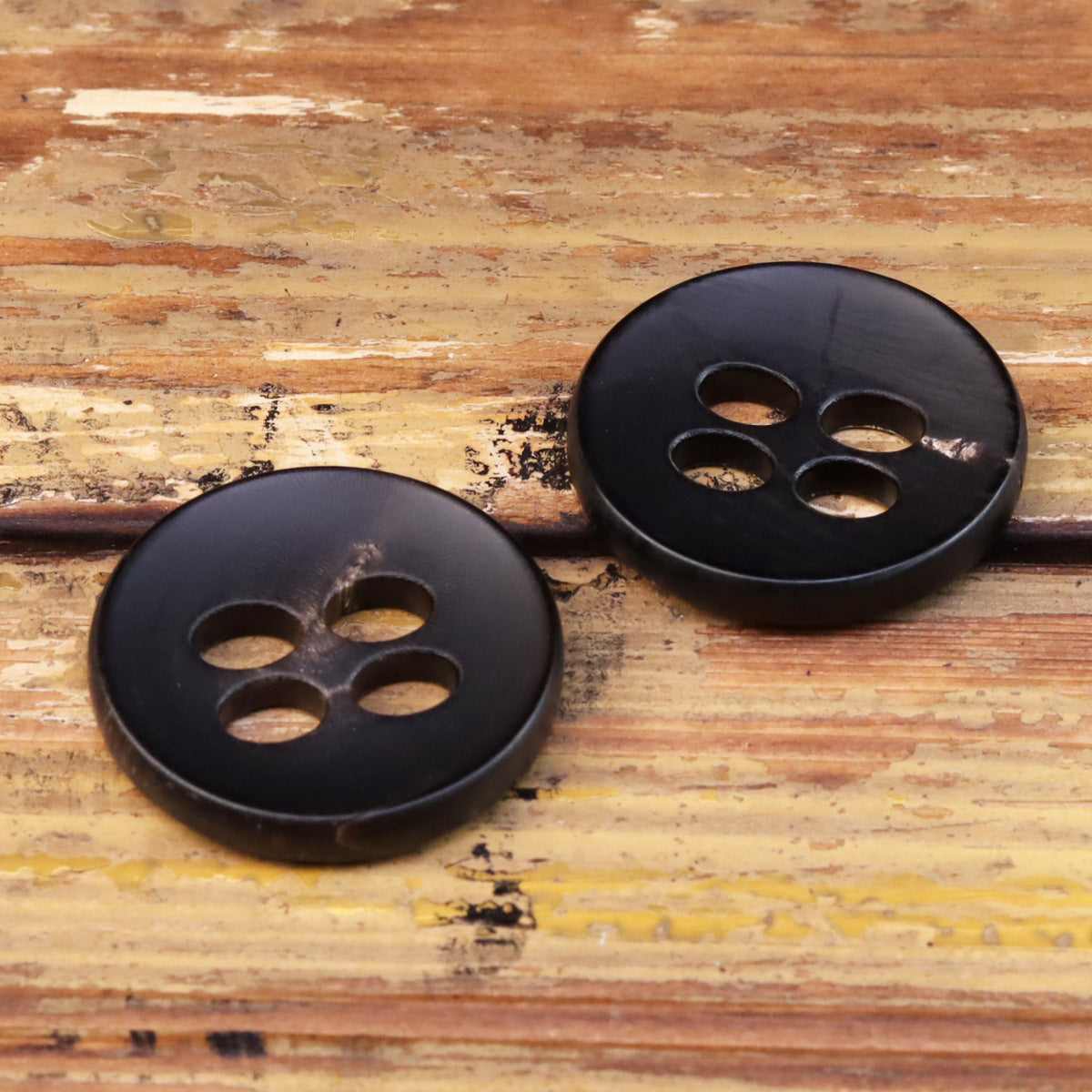 25MM Bottoni in corno nero a quattro fori con grande occhio 20pz