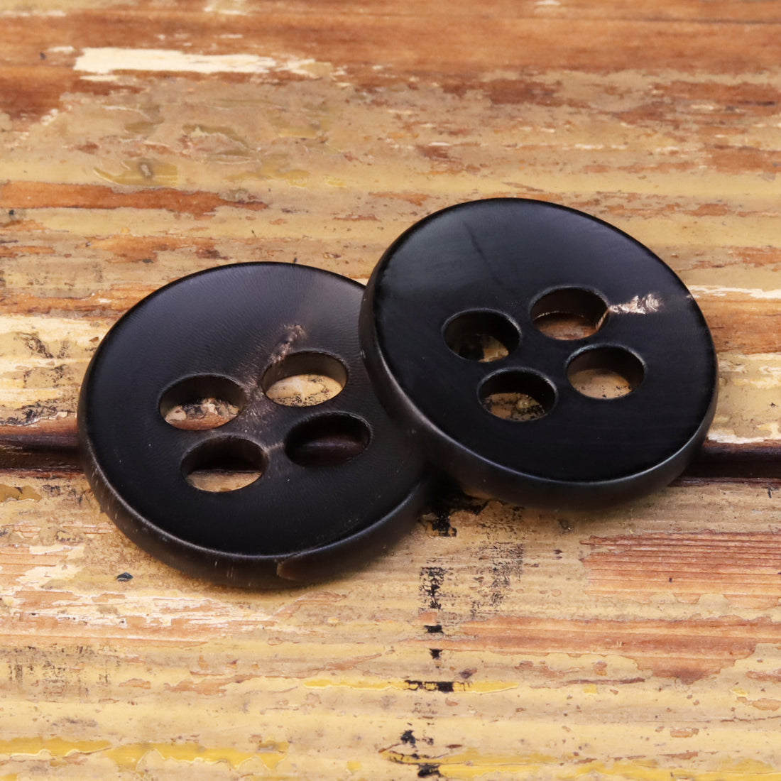 25MM Bottoni in corno nero a quattro fori con grande occhio 20pz