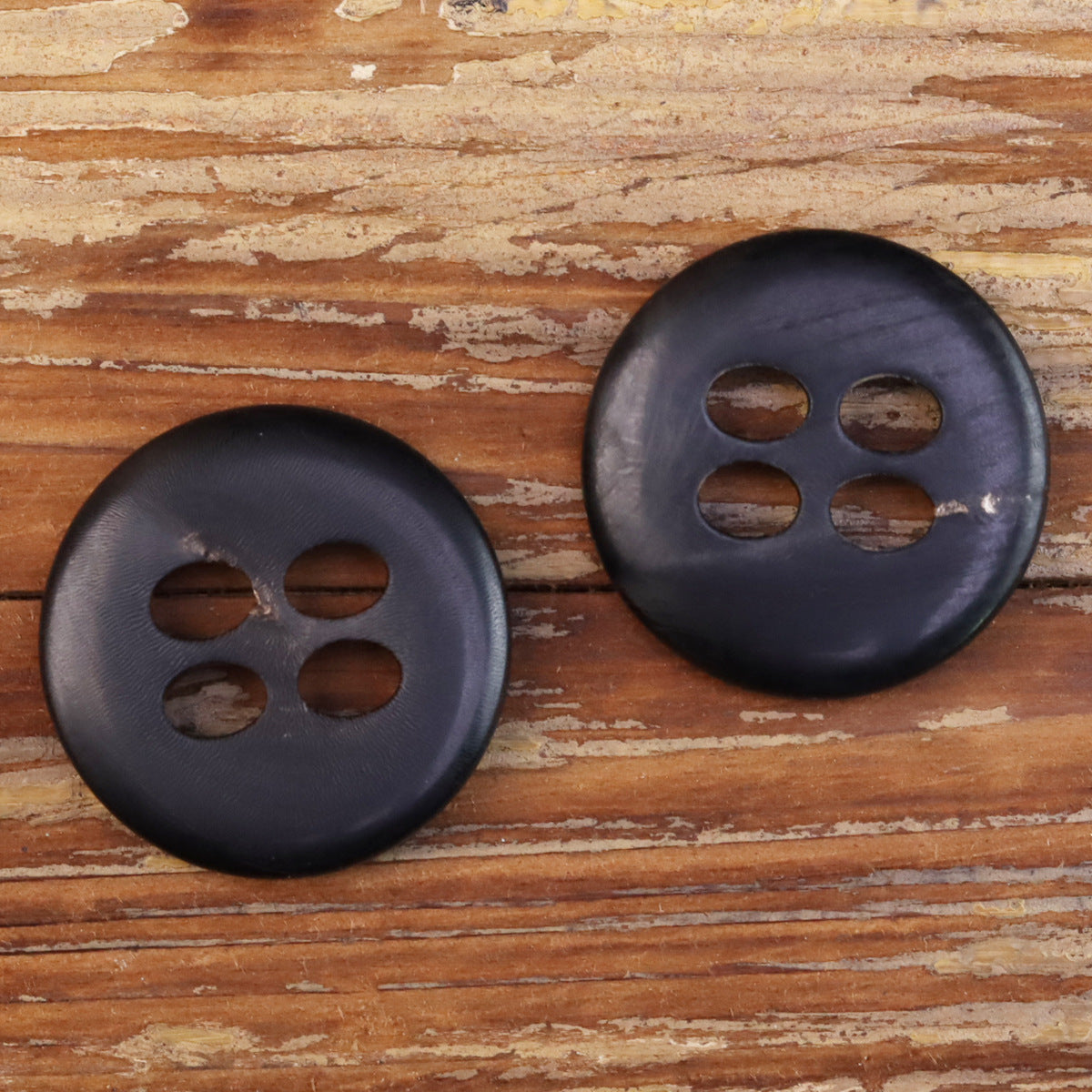 25MM Bottoni in corno nero a quattro fori con grande occhio 20pz