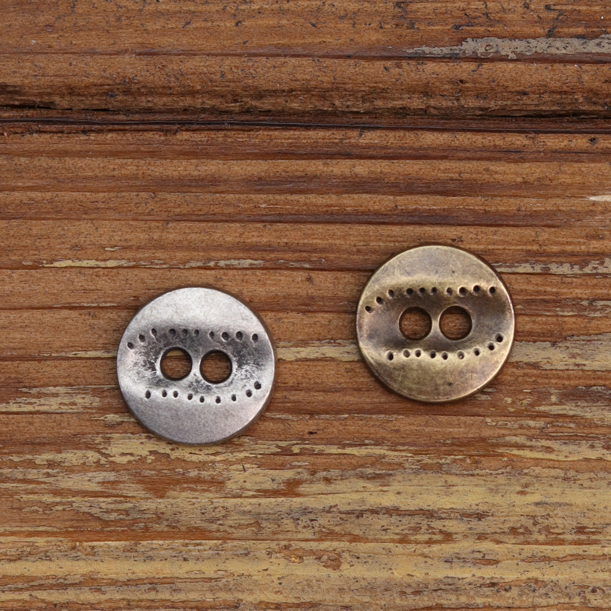 11,5 mm Två-Håls Oregelbundna Texturerade Metallskjortaknappar 24 Pack