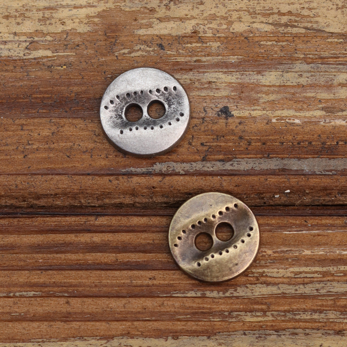 11,5 mm Två-Håls Oregelbundna Texturerade Metallskjortaknappar 24 Pack