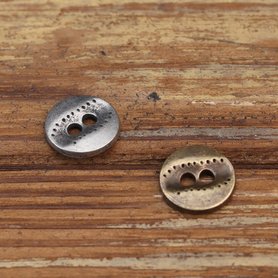 11,5 mm Två-Håls Oregelbundna Texturerade Metallskjortaknappar 24 Pack