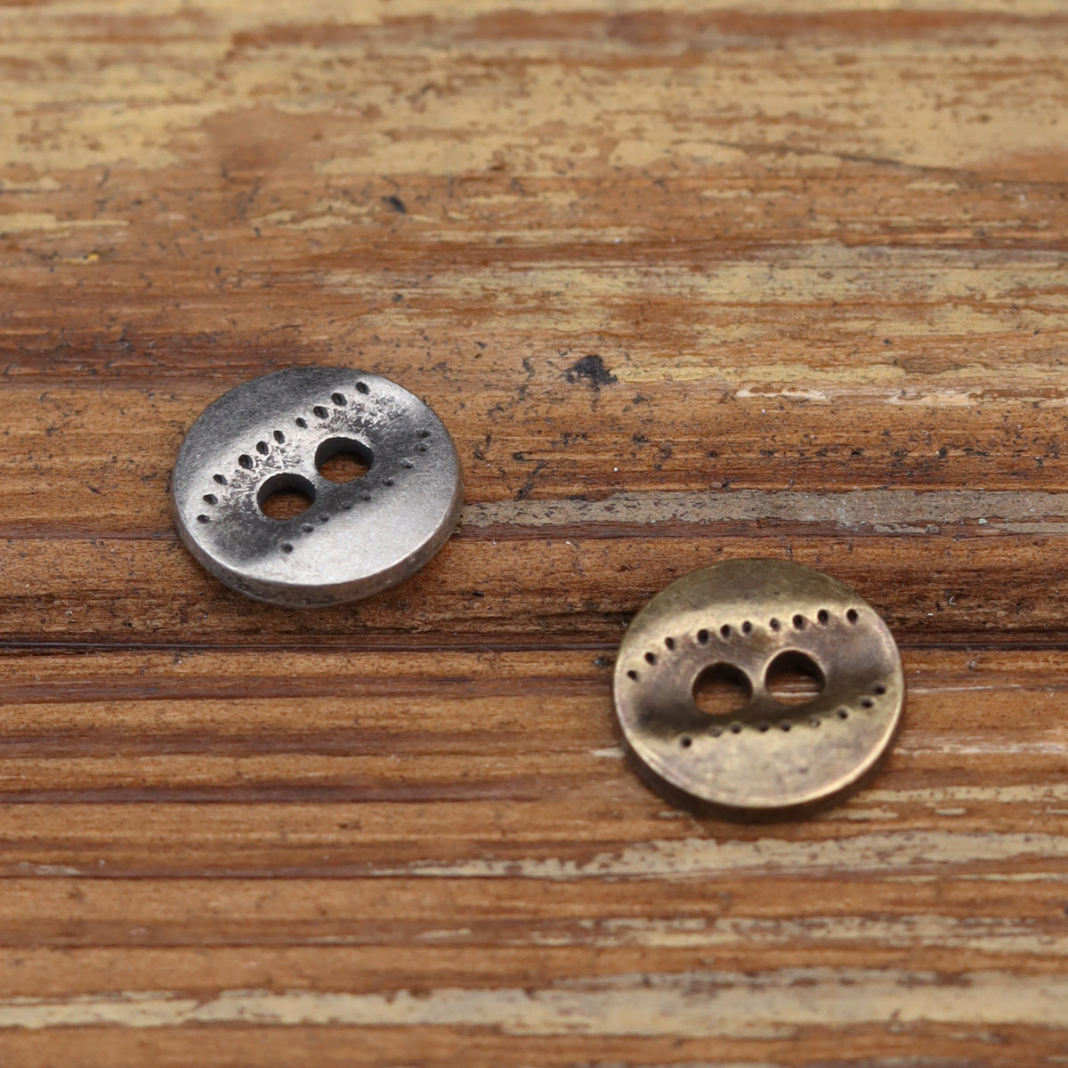 11,5 mm Två-Håls Oregelbundna Texturerade Metallskjortaknappar 24 Pack