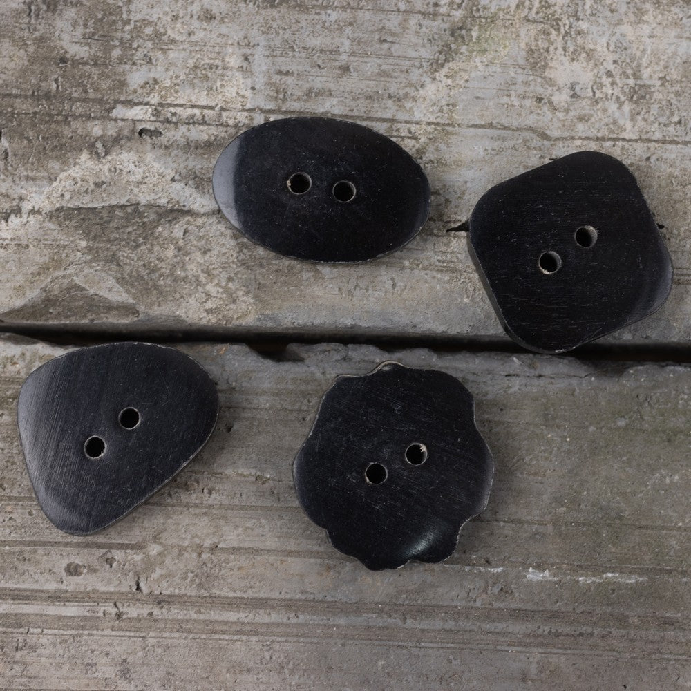Bottoni a forma di ovale, quadrato, triangolo e fiore in corno di bufalo d'acqua nero 10 pezzi