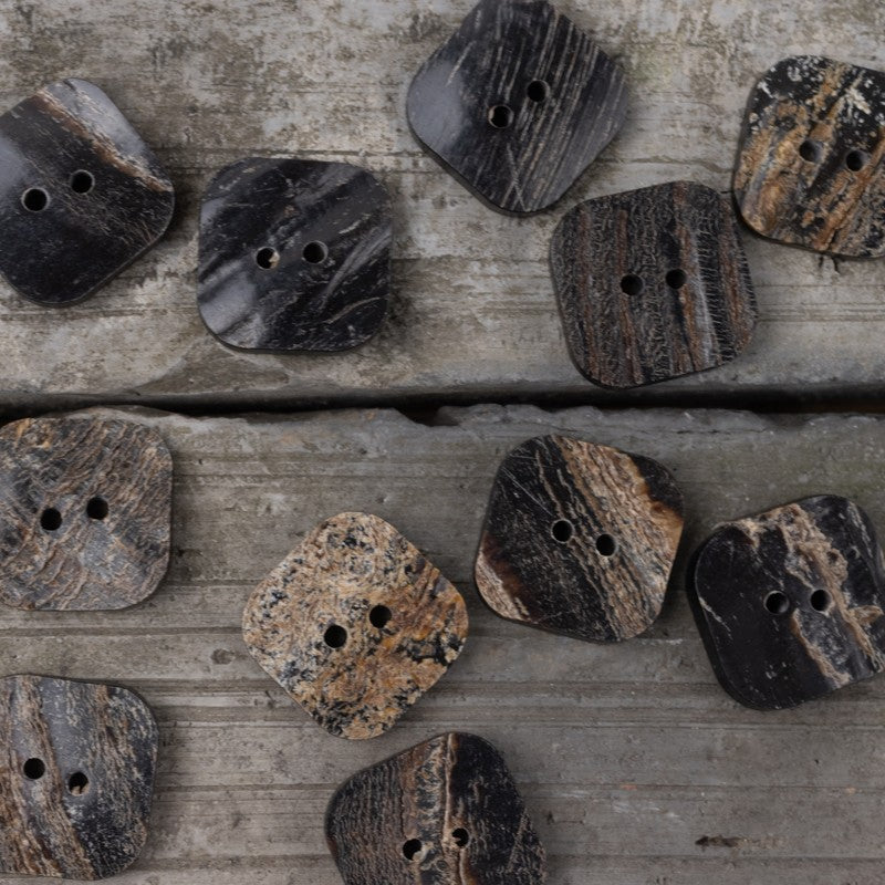 Bottoni a forma di ovale, quadrato, triangolo e fiore in corno di bufalo d'acqua nero 10 pezzi