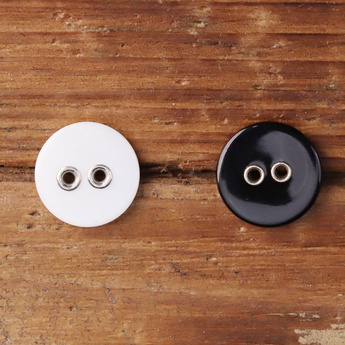 18L Metal Eyelet Shell Buttons 2 Hole Black and White 30 Pack