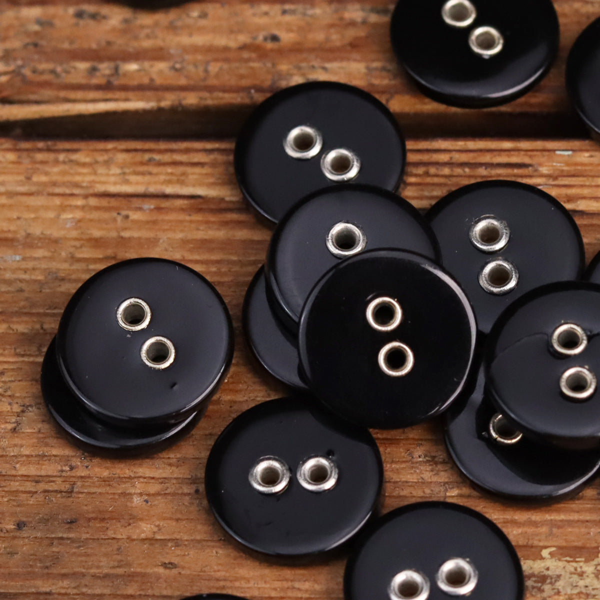 18L Metal Eyelet Shell Buttons 2 Hole Black and White 30 Pack