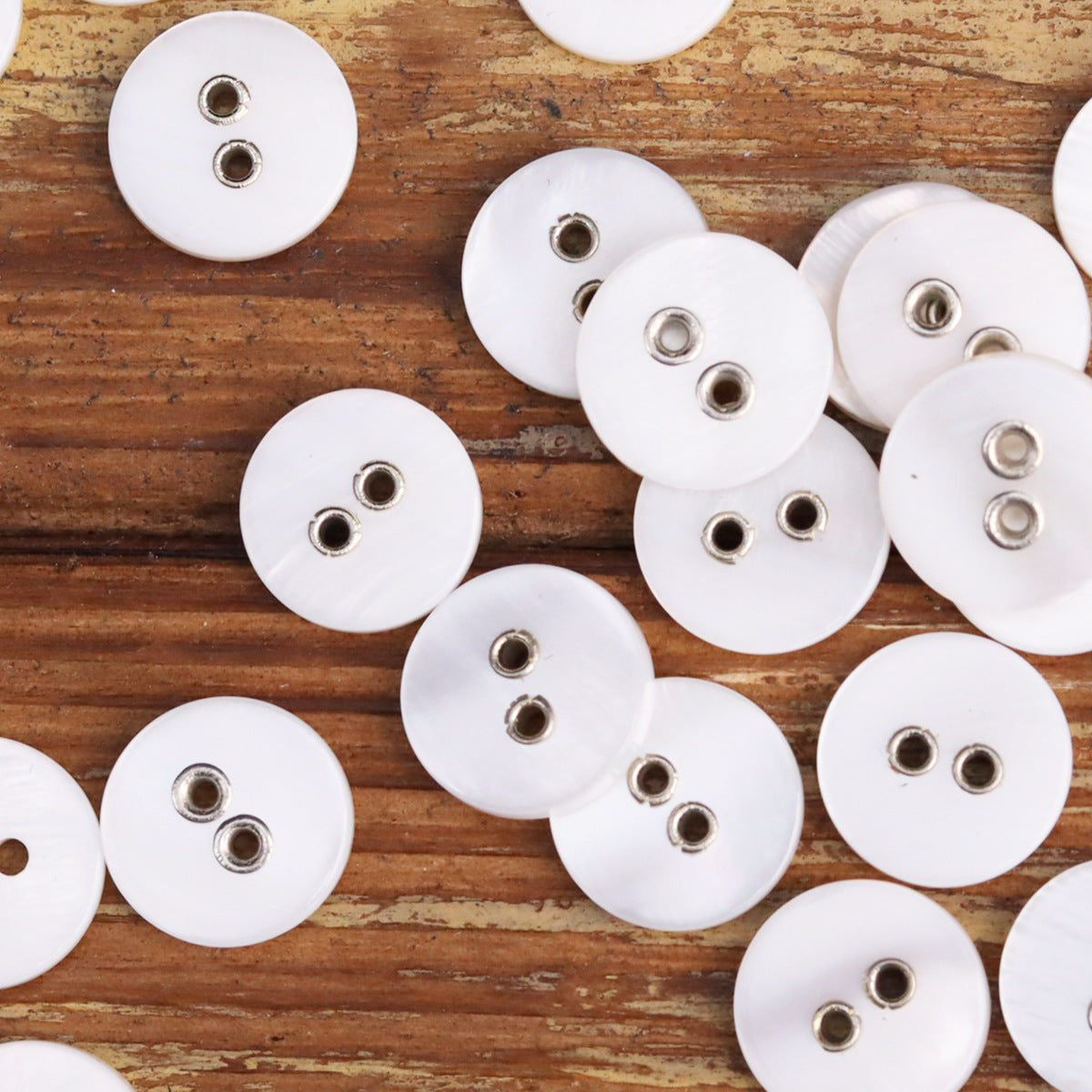 18L Metal Eyelet Shell Buttons 2 Hole Black and White 30 Pack