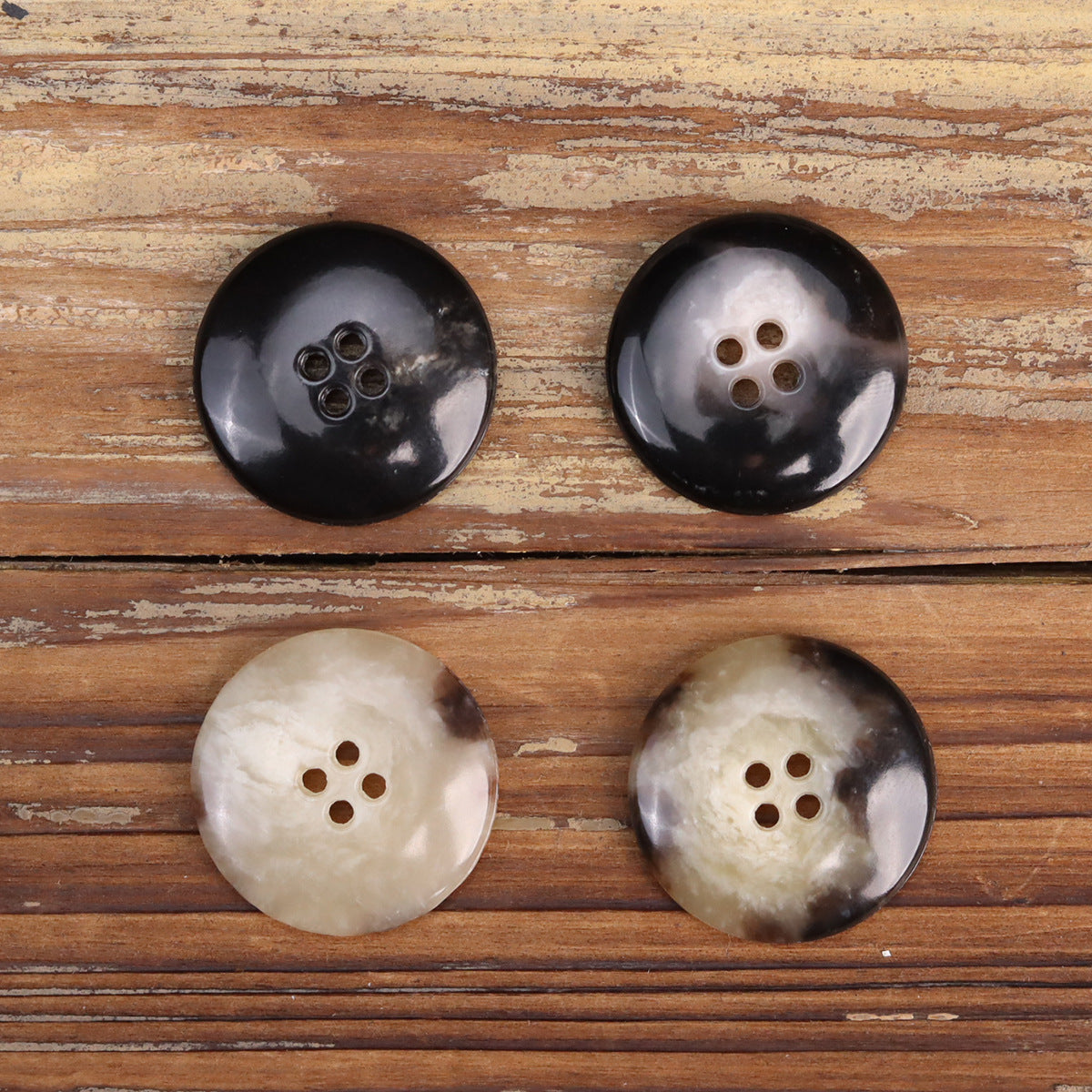 Pulsanti in Urea di Corno di Bovina Imitazione Gialla 30 Pezzi (5 Misure)