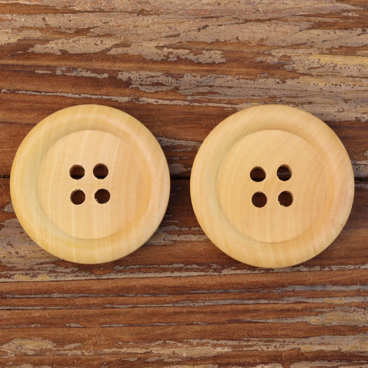 18-44L Bottoni Rotondi in Legno Massello Naturale con 4 Fori, Confezione da 40 (8 Misure)