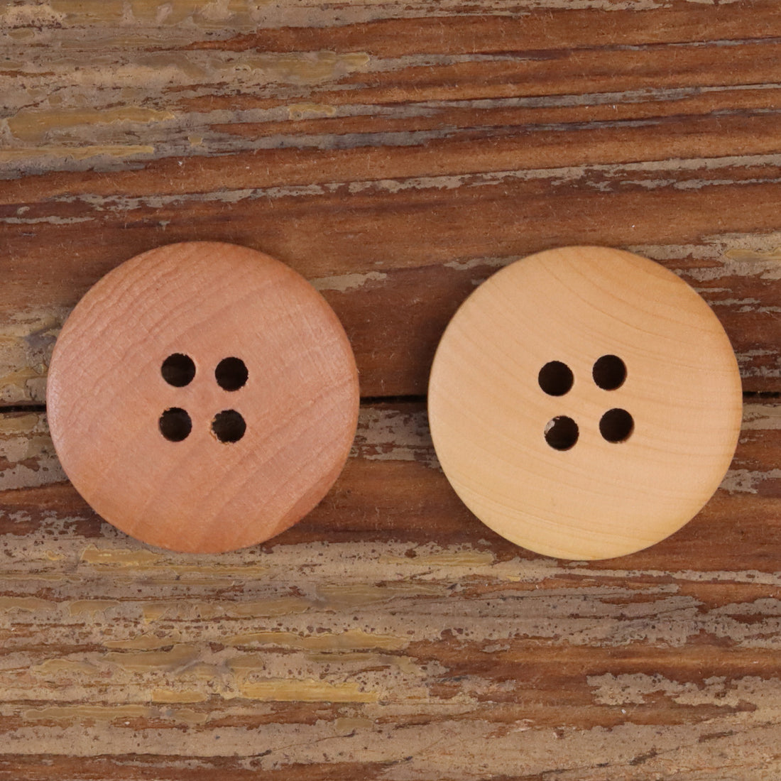 16-40L Bottoni in Legno Naturale a Quattro Fori con Bordo Largo 60 Pezzi