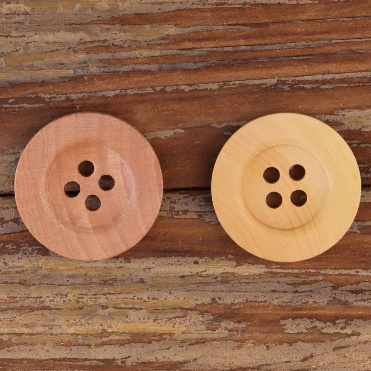 16-40L Bottoni in Legno Naturale a Quattro Fori con Bordo Largo 60 Pezzi