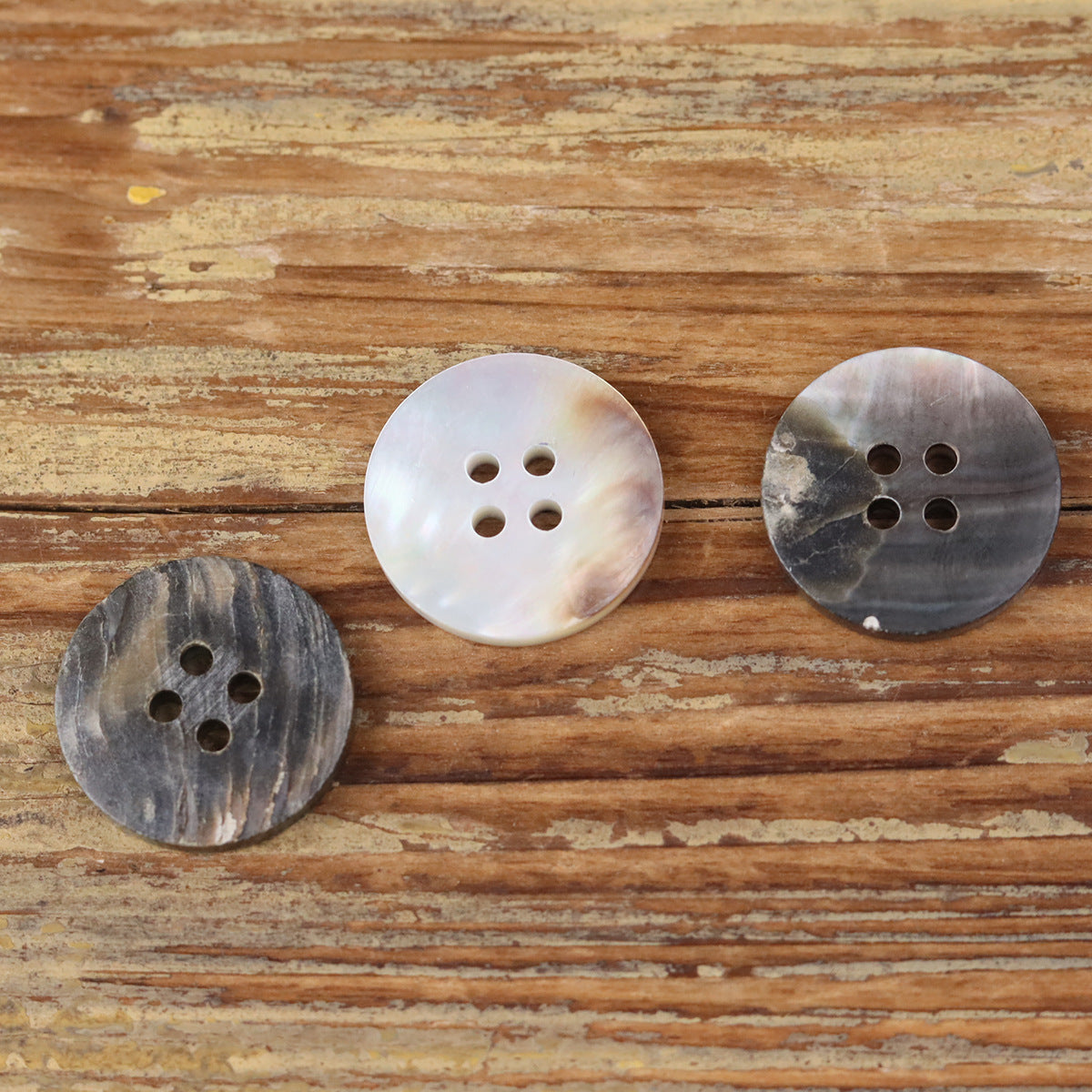 Natural Shell Gradient Round 4-Hole Buttons – 5pcs