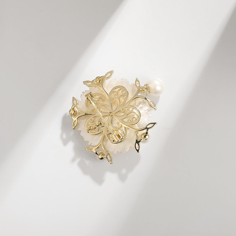 Pin de Perla de Concha de Camelia, Broche Floral para Ropa