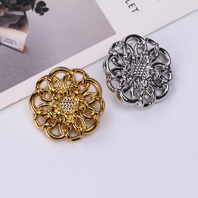 Botones metálicos florales con pétalos, oro y plata, 2 piezas