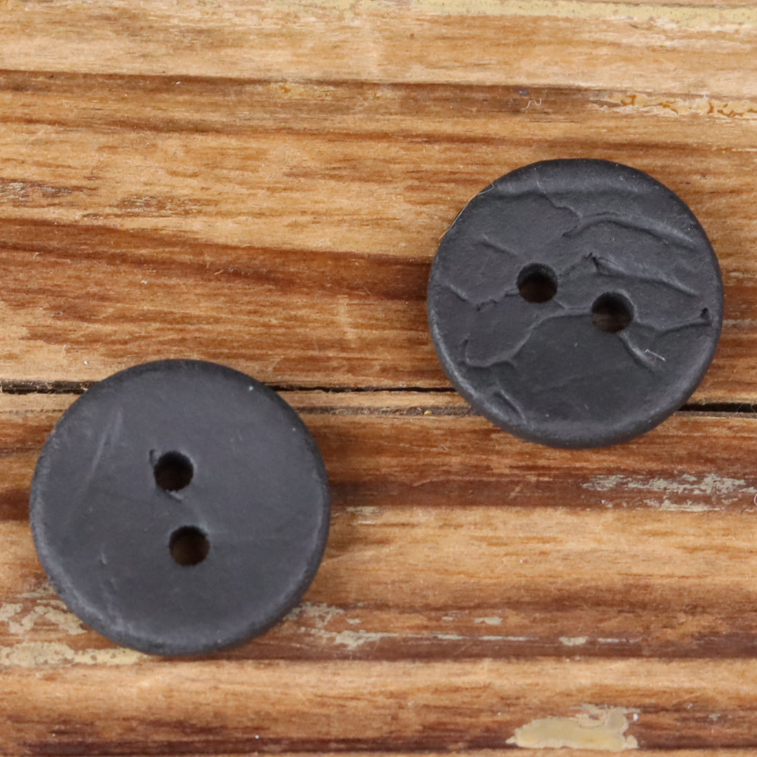 Black Coconut Shell Round 2-Hole Fine Buttons – American Vintage Style – Set of 30