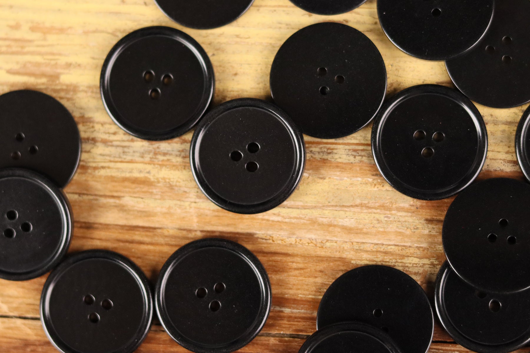 Natural Palm Nut Buttons Round 3-Hole Thin-Rim Candy Colors – Set of 20