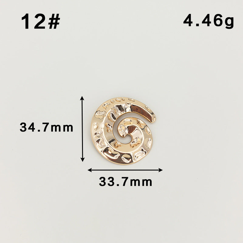 Broche dorado circular con motivo de espiral y pasador de seguridad