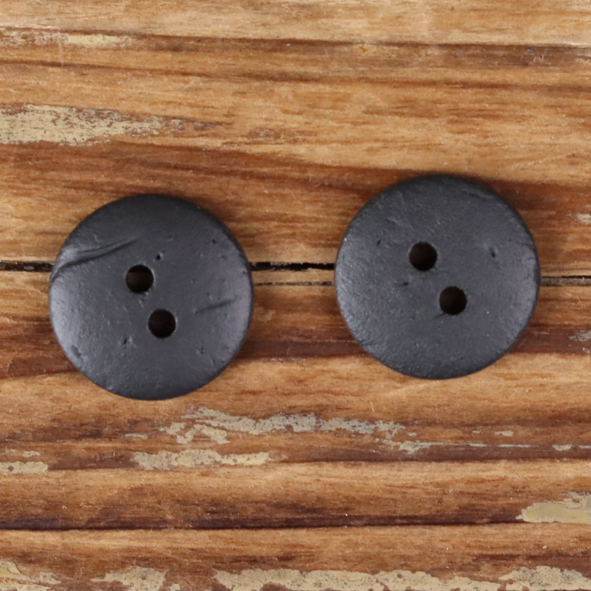 Black Coconut Shell Round 2-Hole Fine Buttons – American Vintage Style – Set of 30