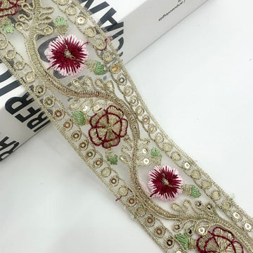 Beiger bestickter Kordelbesatz mit roten Blüten, grünen Blättern und goldenen Zierösen