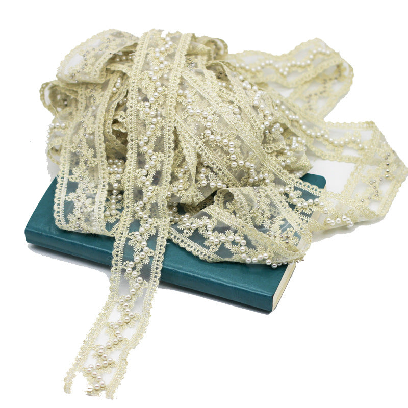 Goldene Perlen-Organza-Borte mit Stickblüten, verziert mit weißen Perlen