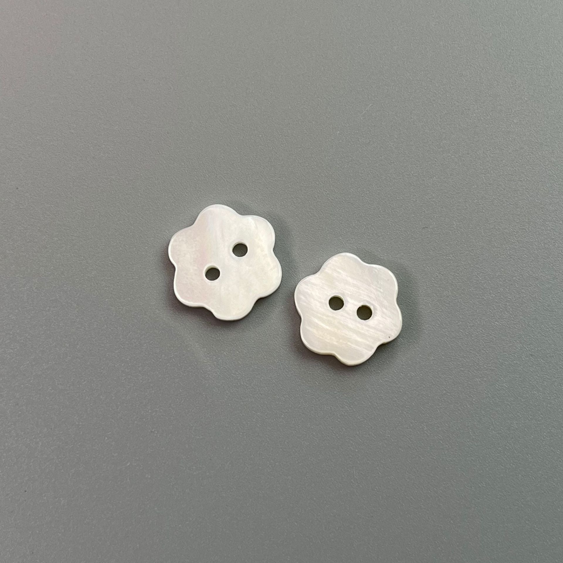 17/20L Bottoni per camicia a forma di fiore in conchiglia naturale con 2 fori 30 pezzi