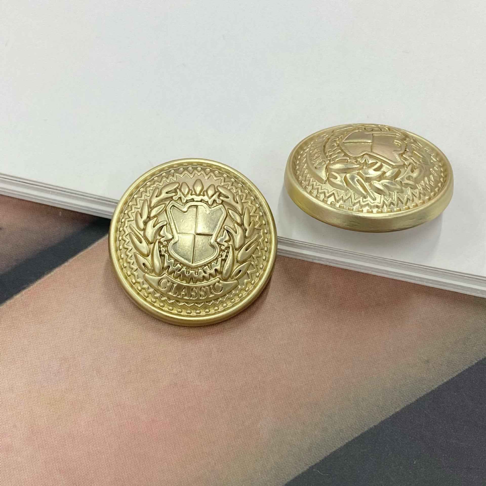 15-23mm Retro Gold Round Peace Shield Metal Shank Buttons 20pcs