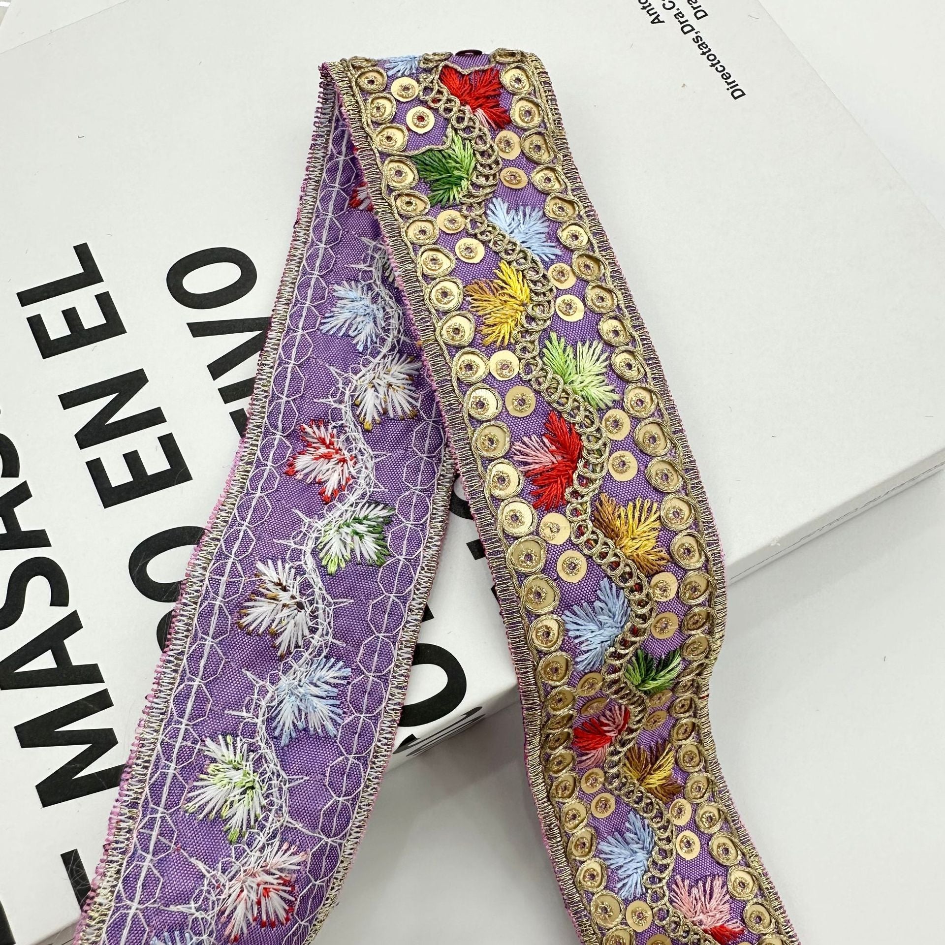 3,5 cm Zierband, lila Jacquard mit goldener Einfassung und Blumenstickerei