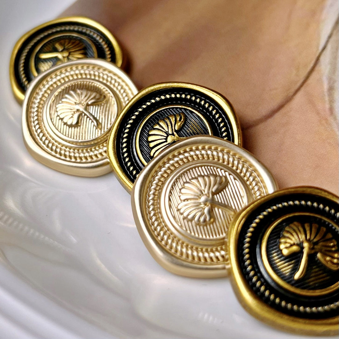 18/23mm Pentagon Vintage Sárgabarack Levél Fém Gomb 20db