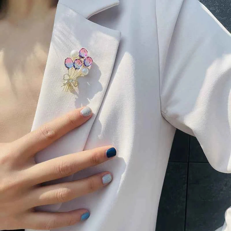 White Balloon Brooch with Colored Zircon Bow Pearl Pin