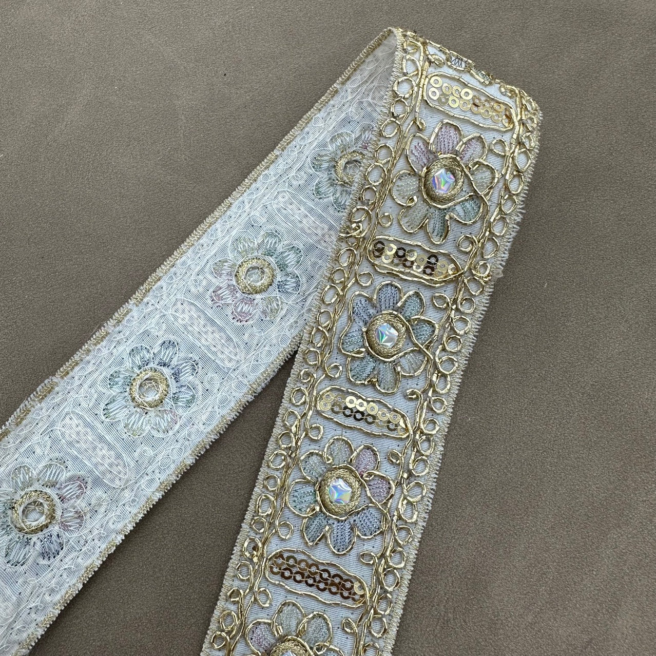 Sonnenblumen-Paillettenbordüre, hellblau und goldfarben gestickt