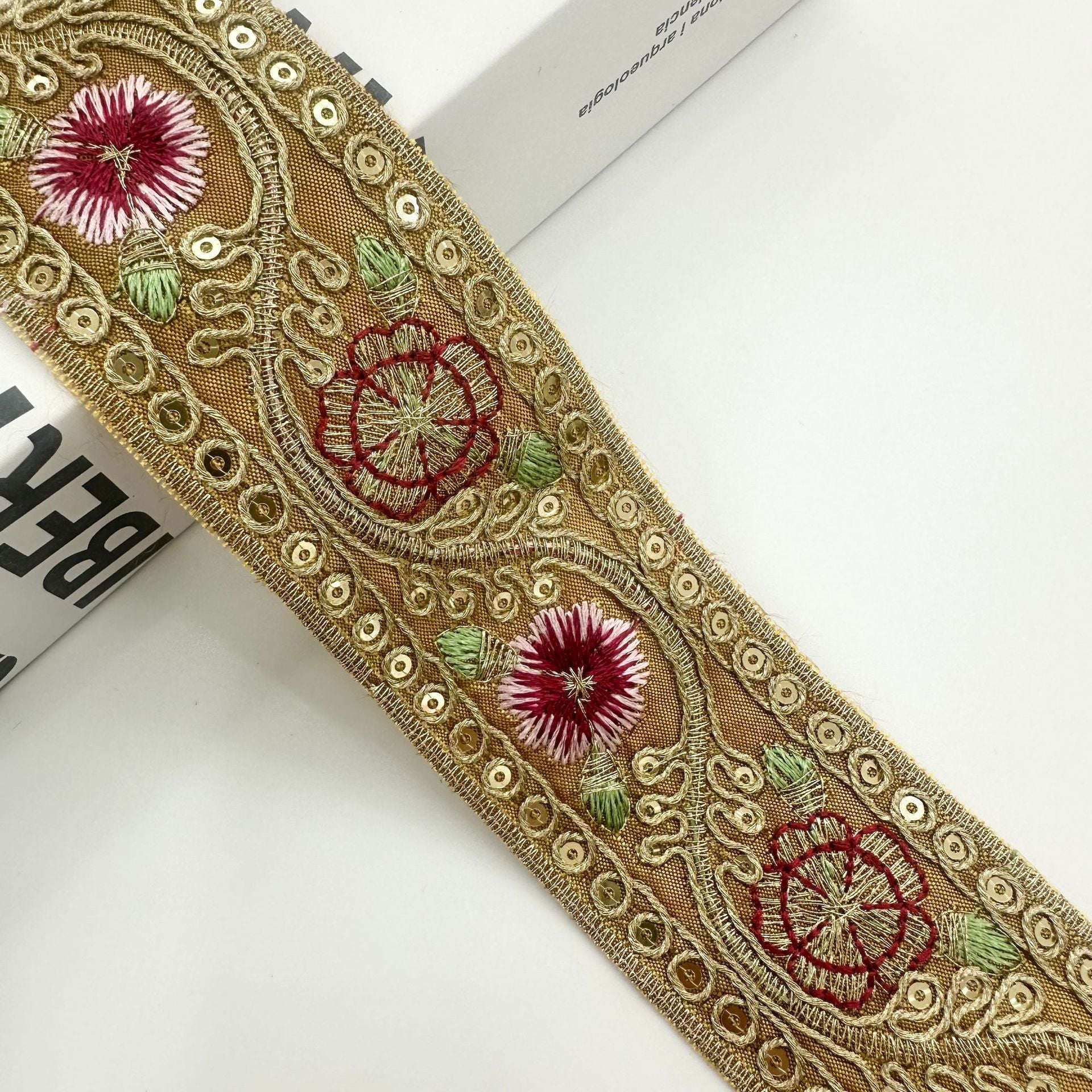 Beiger bestickter Besatz mit roten Blüten, roter Kordelblumen-Stickerei und grünen Blättern