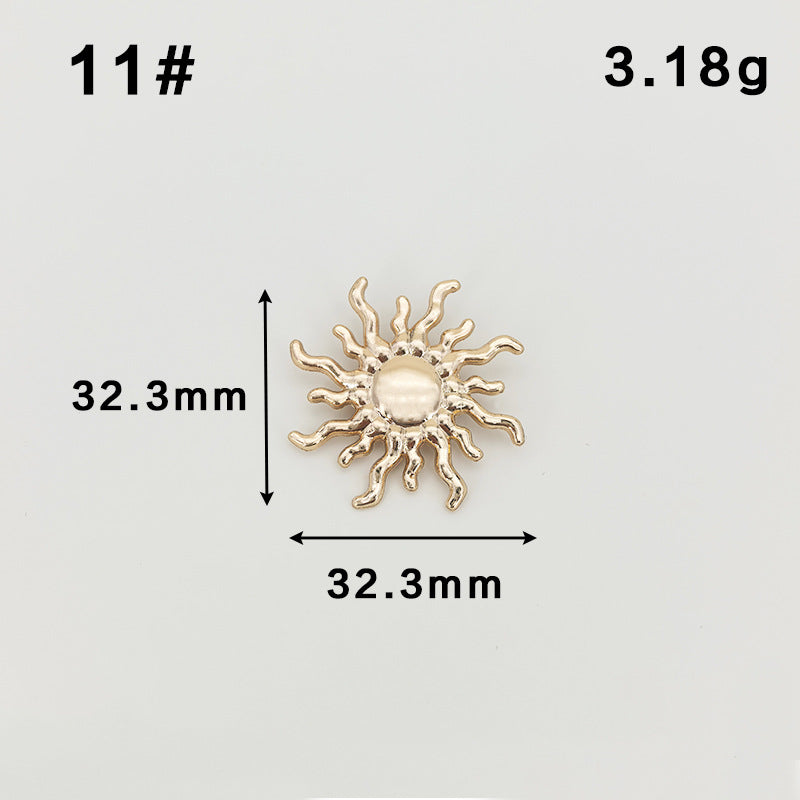 Broche dorado con forma de sol estrellado y pasador de seguridad
