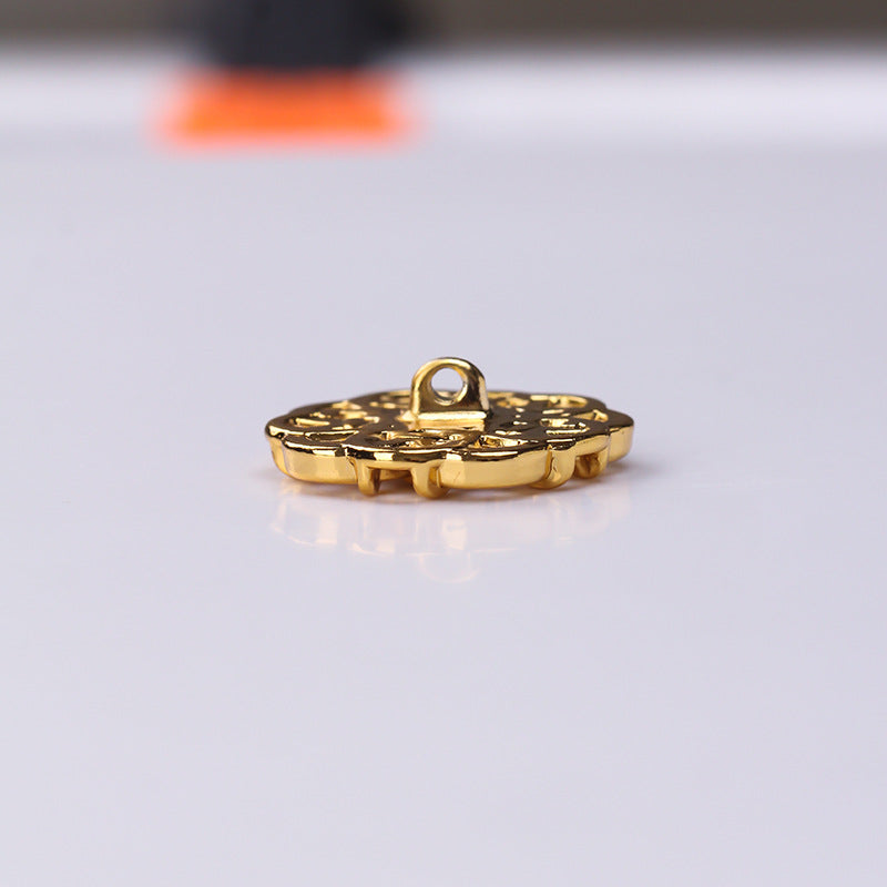 Botón metálico floral dorado, vista lateral del anillo del vástago