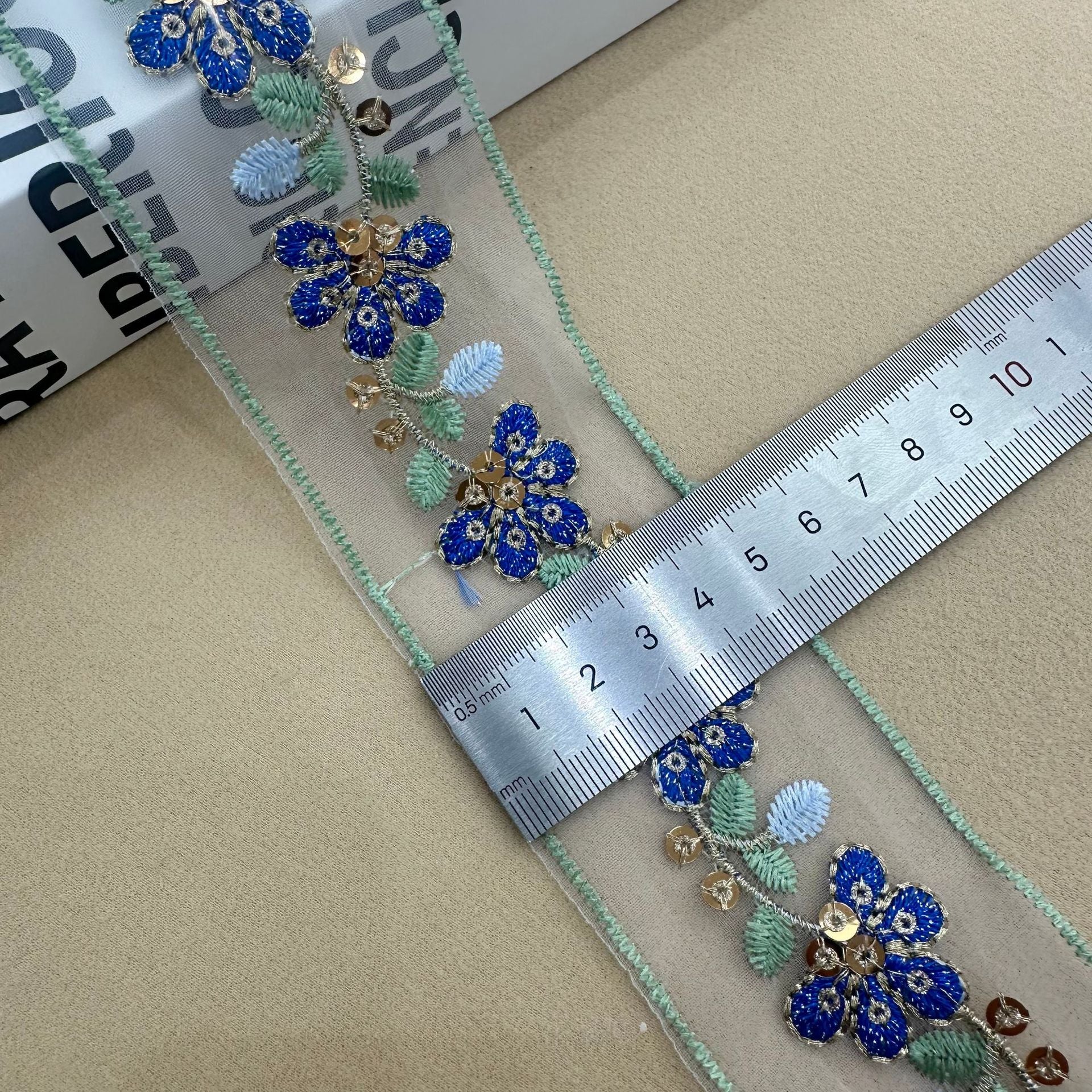 Blaues Organza-Spitzenband mit bestickten Blüten, goldenen Pailletten und türkisfarbener Einfassung