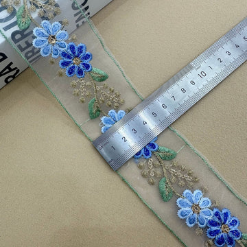 Blauer Organza-Spitzenband mit Stickerei und Pailletten, floral, blau-grün-hellblau