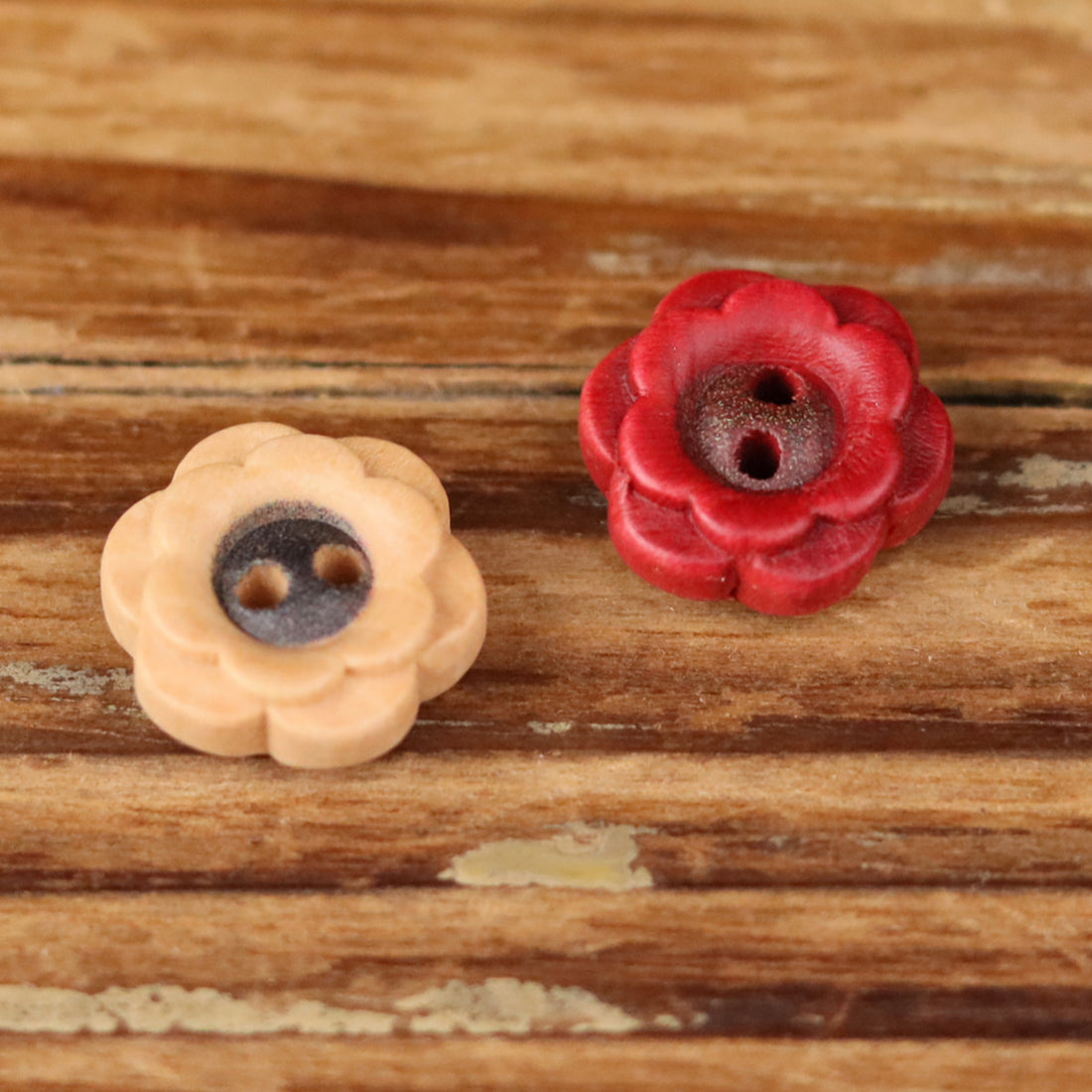 Flower wood buttons set, natural and red 2-hole designs, two flower buttons