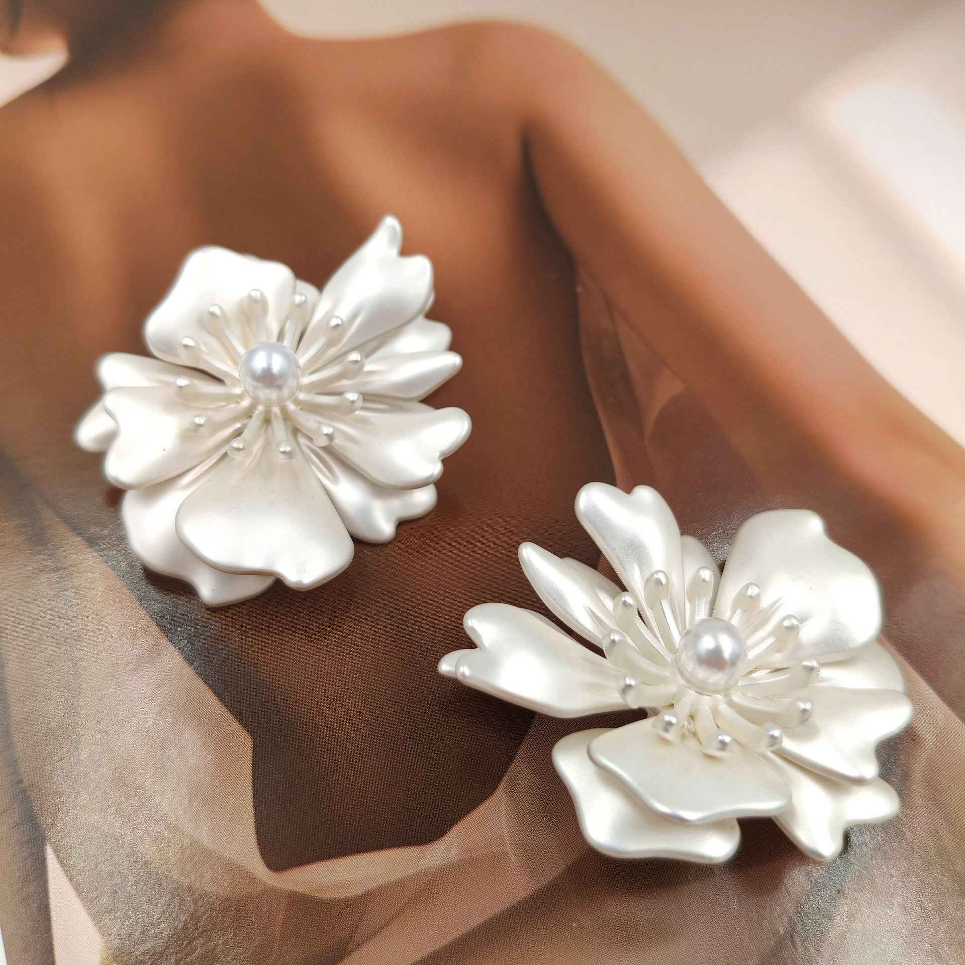 44mm Large Camellia Pearl Buttons - Silver/Frosted Gold 10pcs