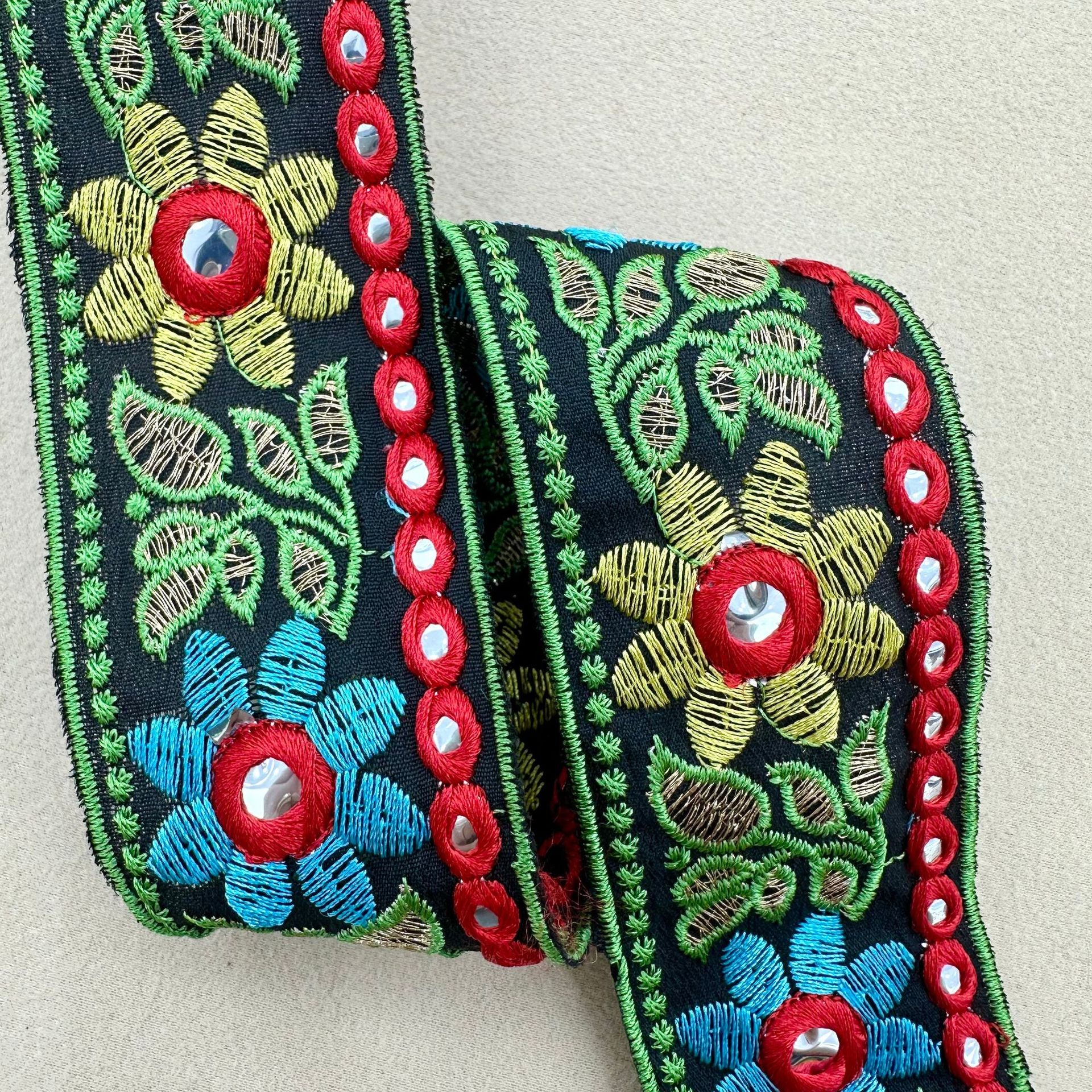 Sunflower lens lace trim, dark base with green border, blue flowers and red eyelet edging