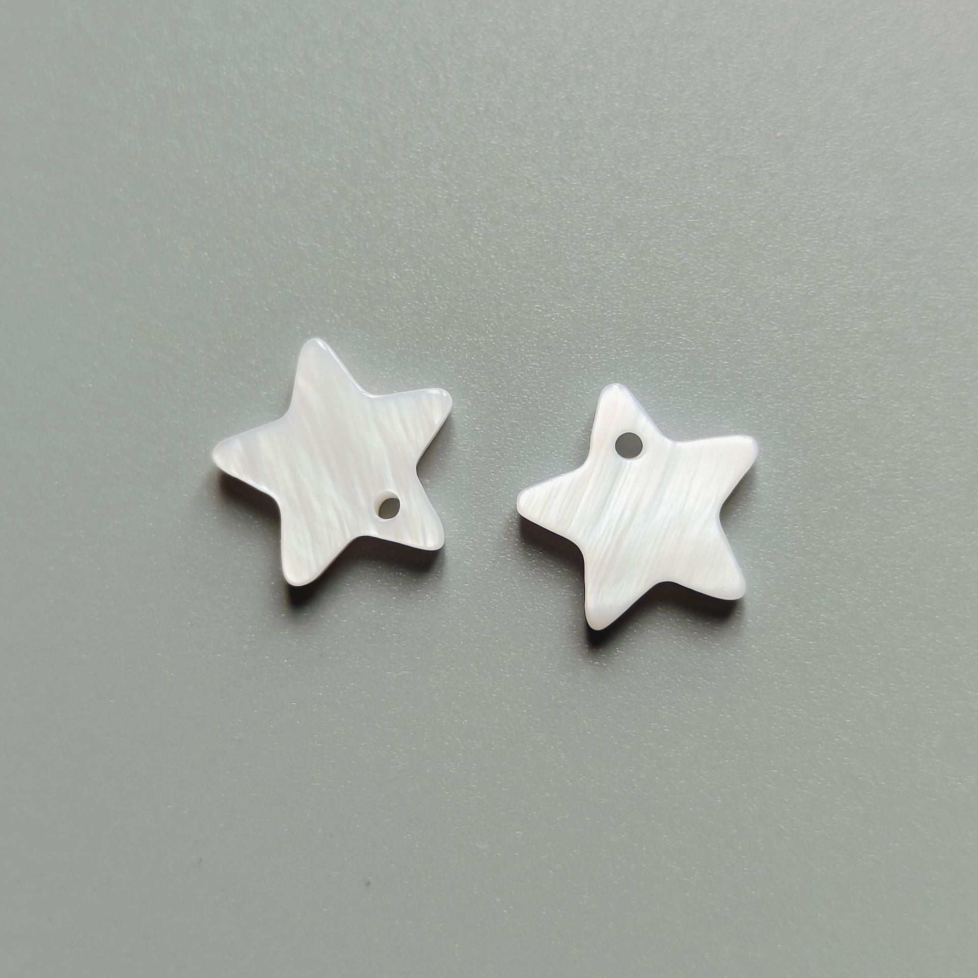 Botões de Casca Branca em Forma de Estrela de Cinco Pontos 20L, com Um Furo, 30pcs