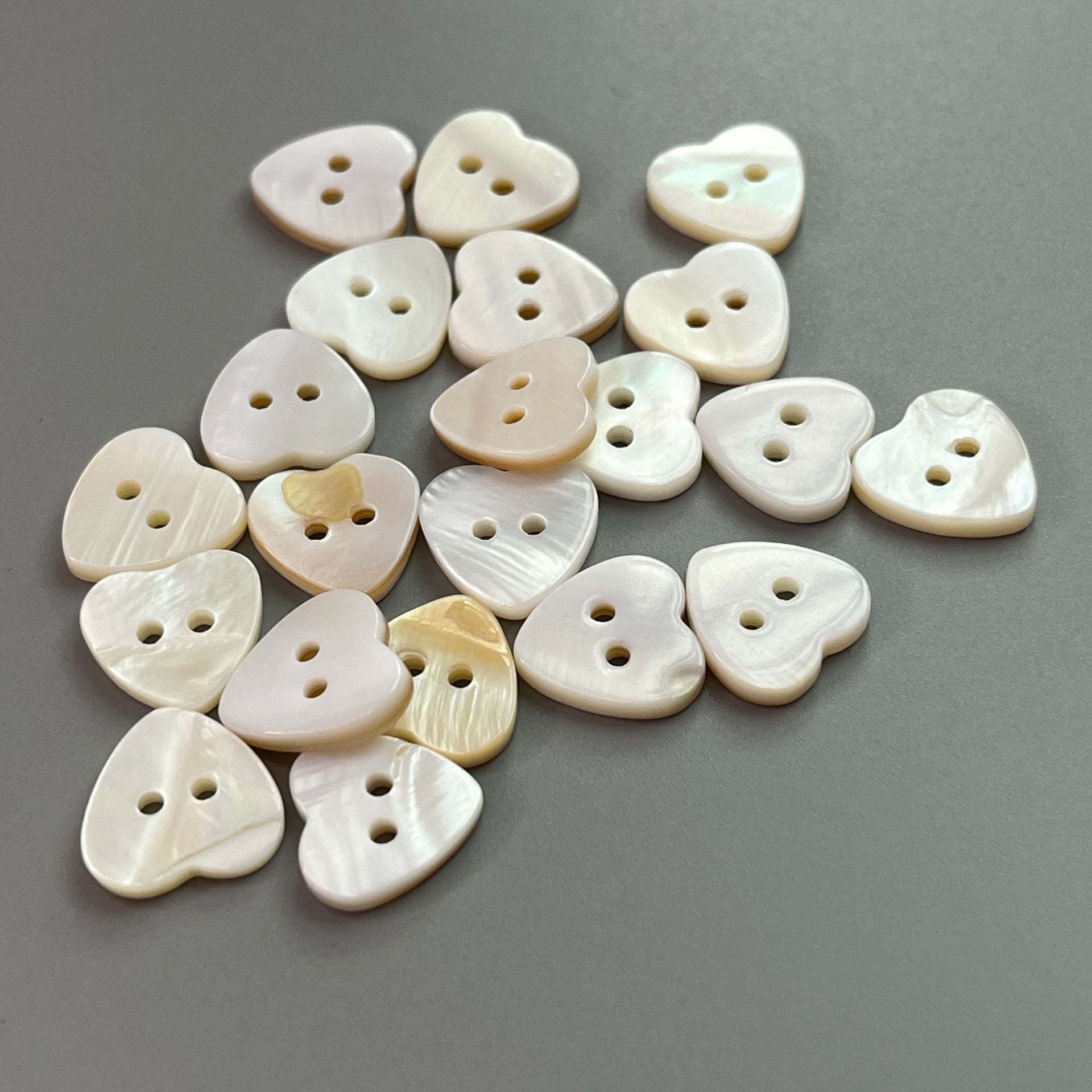 10/18/22mm Bottoni a forma di cuore in conchiglia bianca pura, confezione da 30