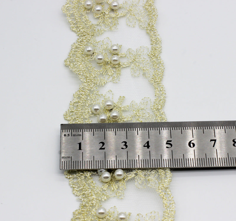 Perlen und Stickblumen auf goldener Organza-Borte, Bandbreite ca. 4–5 cm