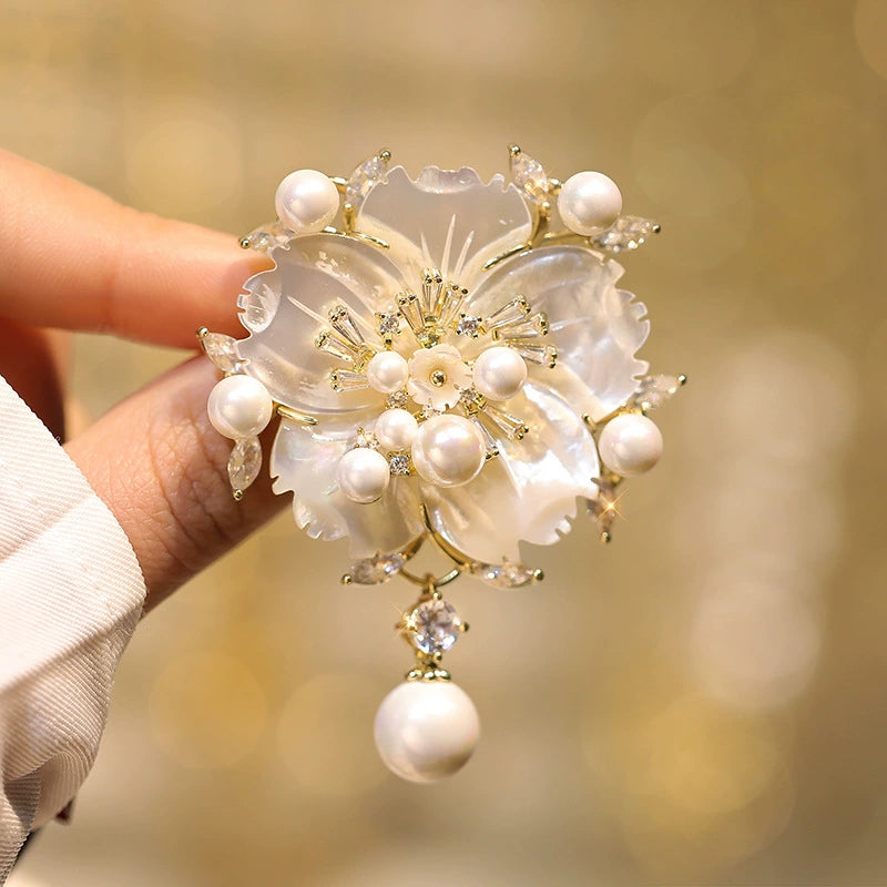 Pin de Perla de Concha de Camelia, Broche Floral para Ropa