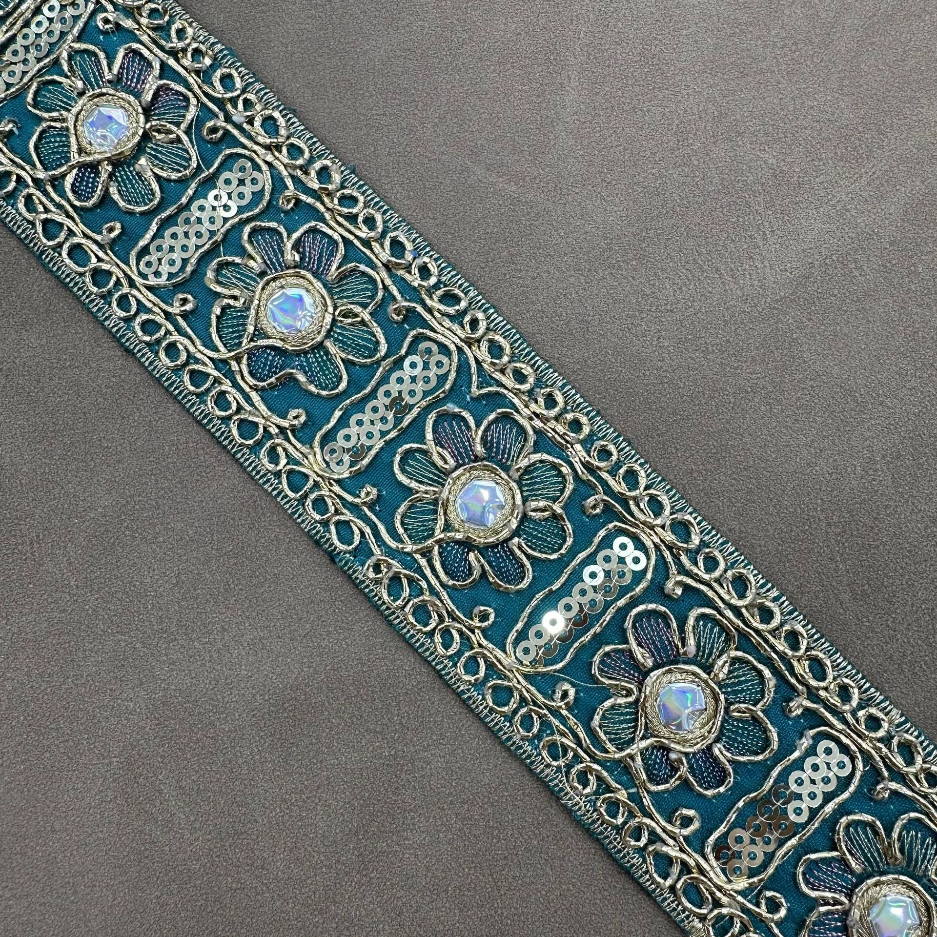 Sonnenblumen-Paillettenbordüre in Blaugrün, mit Strassblüten und Stickerei