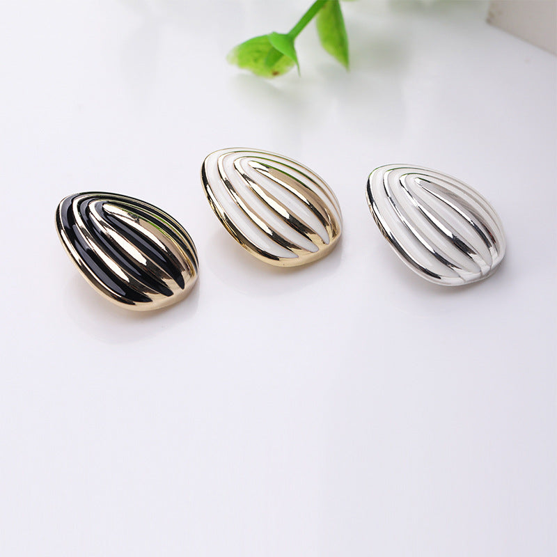 Shell Shape Black & White Enamel Metal Shank Buttons – 20Pcs (Gold / Silver)