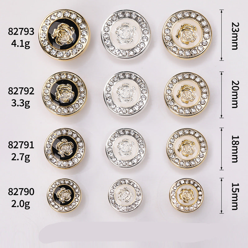 Mehrere runde Strass-Zierknöpfe mit Blumenmotiv in Gold/Silber, mit Abmessungen