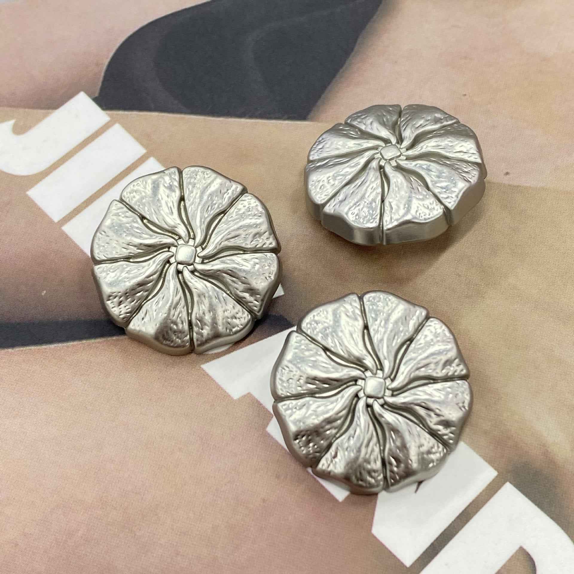 15-23mm White Nickel Flower Metal Shank Buttons for Coats 20pcs