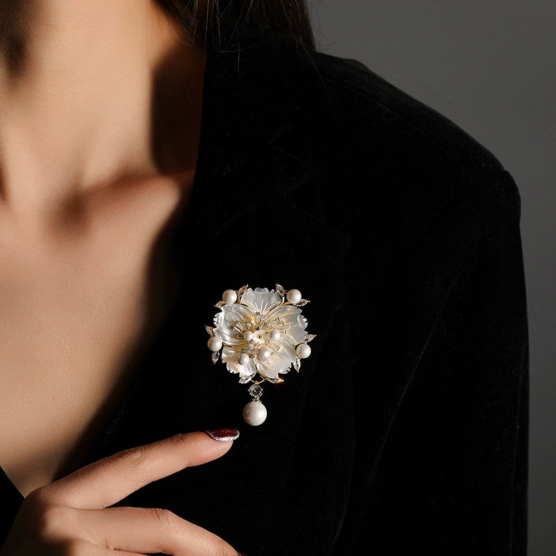 Pin de Perla de Concha de Camelia, Broche Floral para Ropa