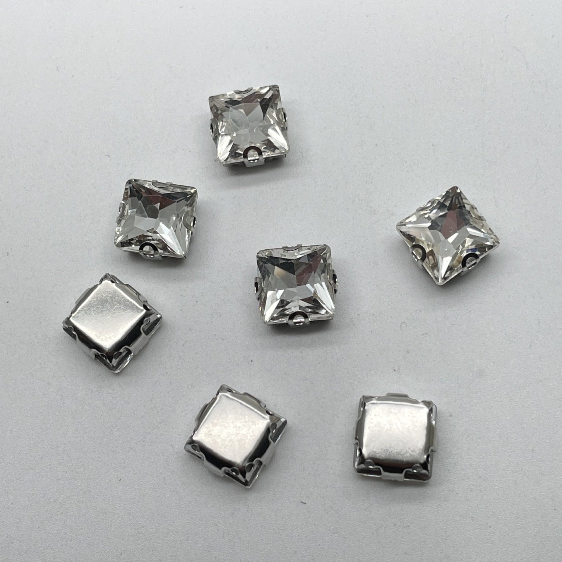 Set quadratischer Kristall-Ziernähknöpfe: klare Steine, silberne 8-Krallen-Fassung